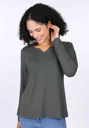 Langärmliges Oberteil in Dunkelgrau mit V-Ausschnitt, aus weichem Stoff und lockerer Passform. Nahtdetails an den Schultern sorgen für eine subtile Textur.