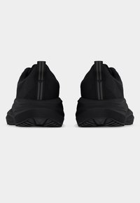 Μαύρα αθλητικά παπούτσια με υφασμάτινο επάνω μέρος με υφή, διπλές πίσω θηλιές έλξης και μαλακή σόλα με σχεδιασμένο πέλμα.