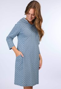 Blau gemustertes Kleid mit Kapuze, drei Viertelärmeln und seitlichen Taschen. Hergestellt aus weichem Stoff mit einem geometrischen Design.