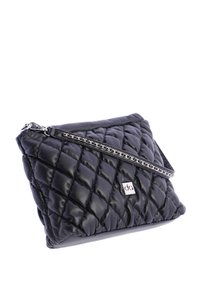 Bolso pouch acolchado negro hecho de material brillante, con un cierre de cadena plateada y un pequeño logo en la parte frontal.