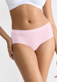 Helle rosa Baumwollslips mit glatter Textur und einer Spitzenborte entlang der Taille. Mit einem kleinen Logoetikett an der Seite.