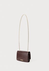 Tmavo hnedá crossbody taška z kože s embosovaným krokom, so zlatým reťazovým popruhom a malým zlatým logom na prednom klapke.
