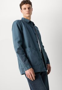 Barbour DEWSBURY GARMENT DYED OVERSHIRT - Könnyű dzseki - dark slate