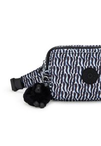 Rektangulær crossbody taske i blå og sort zebra mønsterstof, med en gummimonkey nøglering og et logo patch. Justerbar rem inkluderet.