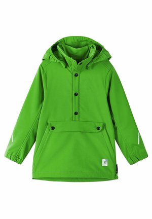 Giacca impermeabile verde con cappuccio regolabile, bottoni a pressione, tasca anteriore, polsini elasticizzati e dettagli riflettenti sulle maniche.