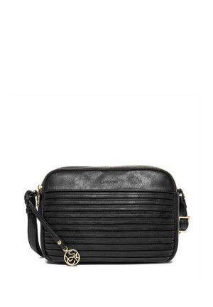 Obdélníková černá kožená kabelka přes rameno s horizontálními prošívanými linkami, zlatým zipem, nastavitelným popruhem a kulatým zlatým přívěskem s logem.