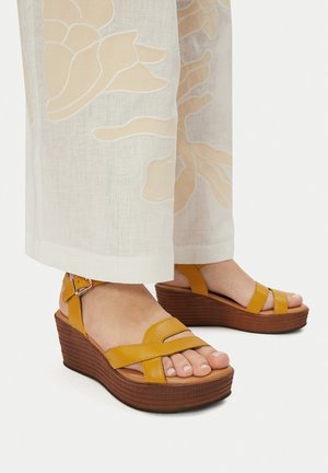 Lasocki, Plateausandalette - dark yellow