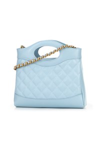 Borsa a mano in pelle blu trapuntata con una forma strutturata, manici superiori arrotondati e una tracolla in catena dorata. Presenta dettagli con cuciture bianche.