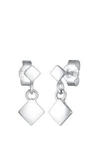 Sølvøreringe med en lille hexagonal stud og en hængende diamantformet vedhæng. Begge dele har en poleret finish.