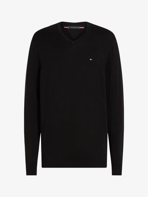 Musta V-puolikaulusneule, jossa on pitkät hihat, ribbireunat ja helma. Neule on valmistettu pehmeästä kankaasta, ja siinä on pieni brodeerattu logo rinnassa.