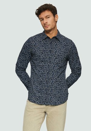Marineblauwe knopjesoverhemd met een geometrisch wit en blauw patroon, voorzien van lange mouwen en een klassieke kraag, gemaakt van een lichtgewicht stof.