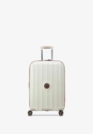 Witte harde koffer met verticale groeven, bruine accenten, uitschuifbare handgreep en vier zwarte wielen. Ronde logo in het midden.