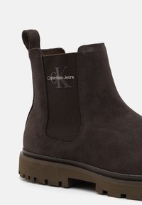 Calvin Klein Jeans EVA BOOT MID CHELSEA ICONIC - Klasične gležnjače - brown