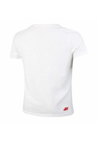 Camiseta de algodón blanca con escote redondo y mangas cortas. Presenta un pequeño logo rojo en la parte baja del lado izquierdo de la espalda. Textura suave.