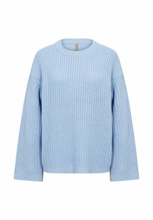 Pull tricoté bleu clair avec col rond, épaules tombantes et poignets côtelés. Présente un tissu texturé avec une coupe ample.