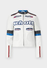 Jaqueta de moto de couro branco com seções perfuradas, acentos azuis e pretos, listras vermelhas nas mangas e logótipos bordados.