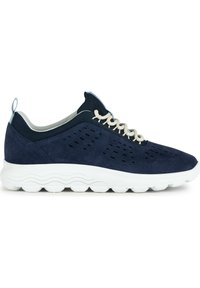 Zapatillas de ante azul marino con diseño perforado, suela de goma blanca y acentos en azul claro. Presentan cordones tradicionales y un collar acolchado.