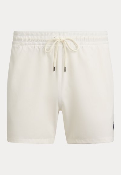 Λευκά μαγιό σορτς με ελαστική μέση και μπροστινό κορδόνι, κατασκευασμένα από λείο ύφασμα, εμφανίζονται μπροστά σε απλό φόντο.