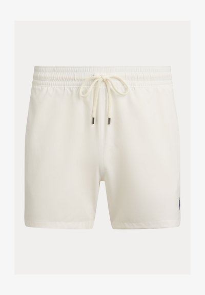 Λευκά μαγιό σορτς με ελαστική μέση και μπροστινό κορδόνι, κατασκευασμένα από λείο ύφασμα, εμφανίζονται μπροστά σε απλό φόντο.