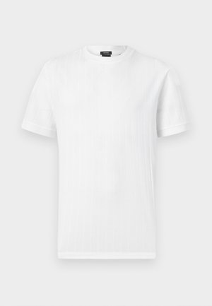 Λευκό T-shirt με κοντά μανίκια και στρογγυλή λαιμόκοψη, με λεπτή κάθετη ριμπ υφή, εμφανιζόμενο σε απλό ανοιχτό γκρι φόντο.