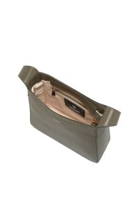 Sac en cuir vert olive avec une texture lisse, de forme rectangulaire, et une poignée unique. Comprend une doublure rose et une poche zippée à l'intérieur.