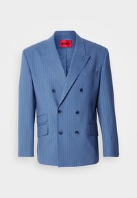 Sacou bleumarin cu dublu piept, dungi albe subțiri, rever rotunjit și două buzunare frontale. Are șase nasturi asortați pe față.