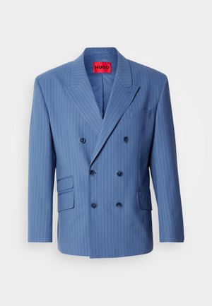 Sacou bleumarin cu dublu piept, dungi albe subțiri, rever rotunjit și două buzunare frontale. Are șase nasturi asortați pe față.