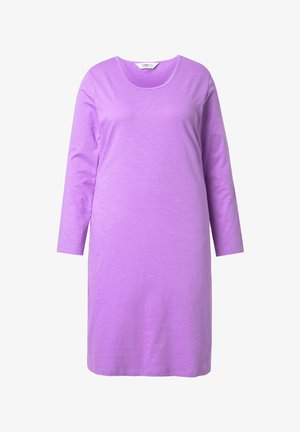 Vestido morado de manga larga hecho de tela suave, con cuello redondo y un ajuste holgado, con una textura lisa y sin adornos.