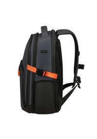 Zaino con un'esterno blu scuro, tracolla arancione, più scomparti, dettagli neri, schienale imbottito e spallacci regolabili.