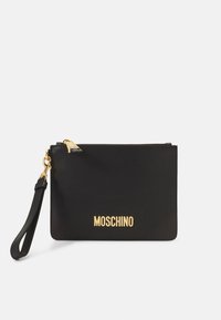 Svart läderpung med guldfärgad hårdvara, med dragkedjestängning och handledssnodd. Prägling av "MOSCHINO"-logotypen framtill. Slät yta.