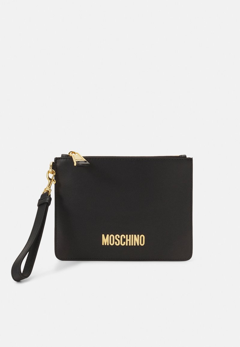Musta nahkapussi kultaisella varustuksella, jossa on vetoketjusulku ja ranneke. Kaiverrettu "MOSCHINO" -logo edessä. Tasainen pinta.