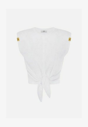 Top bianco senza maniche con spalle imbottite, nodo frontale e piccoli tag dorati su ogni spalla.