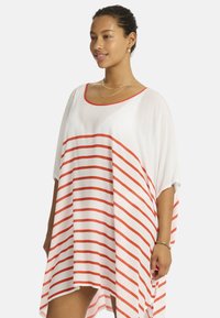 Weißes Kaftan mit roten horizontalen Streifen, breiten kurzen Ärmeln, runder Ausschnitt und leicht verlängertem hinterem Saum für mehr Bewegung.