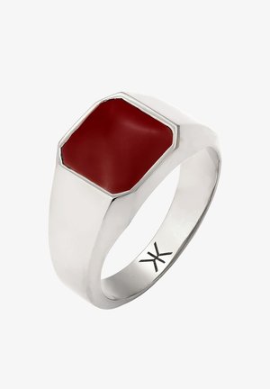 Silberner Ring mit einem hexagonalen roten Stein in der Mitte, der ein elegantes Design und eine kleine Gravur im Inneren des Bandes aufweist.