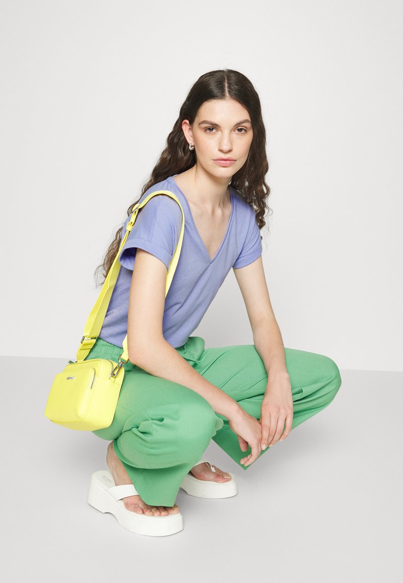 Damen T-Shirts | Vila VIDREAMERS V NECK T-Shirt basic pale iris/hellblau - ZJ85586 Damen T-Shirts | Vila VIDREAMERS V NECK T-Shirt basic pale iris/hellblau - ZJ85586