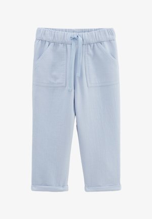 Pantalon bleu clair pour tout-petit avec revers roulés, poches plaquées à l'avant, taille élastique et cordon de serrage à l'avant.