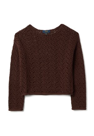 Brauner langärmeliger Strickpullover mit einem blattähnlichen Lochmuster und Rundhalsausschnitt, mit dem Label OVS, flach auf einem weißen Hintergrund gelegt.