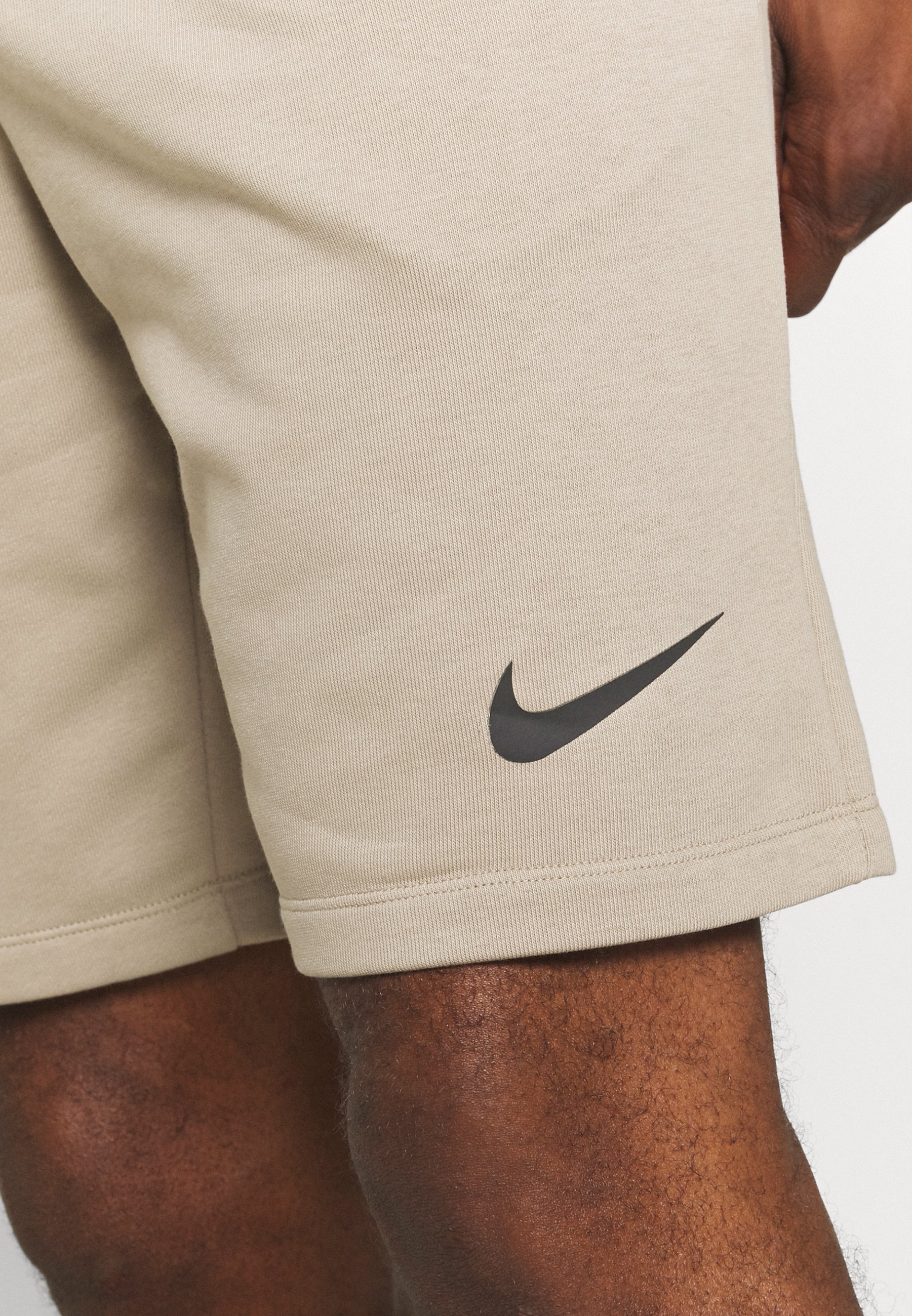 Nike Performance Pantalón corto de deporte - beige - Zalando.es