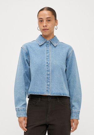 Lichtblauwe denimjas met een kraag, lange mouwen en een cropped design. Bevat subtiele sprankels en contrasterende stiksels.