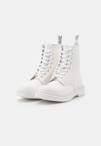 Weiße Schnür-Ankle-Boots aus glänzendem Material mit runder Zehenform, verstärkten Nähten und Zuglaschen an der Ferse.