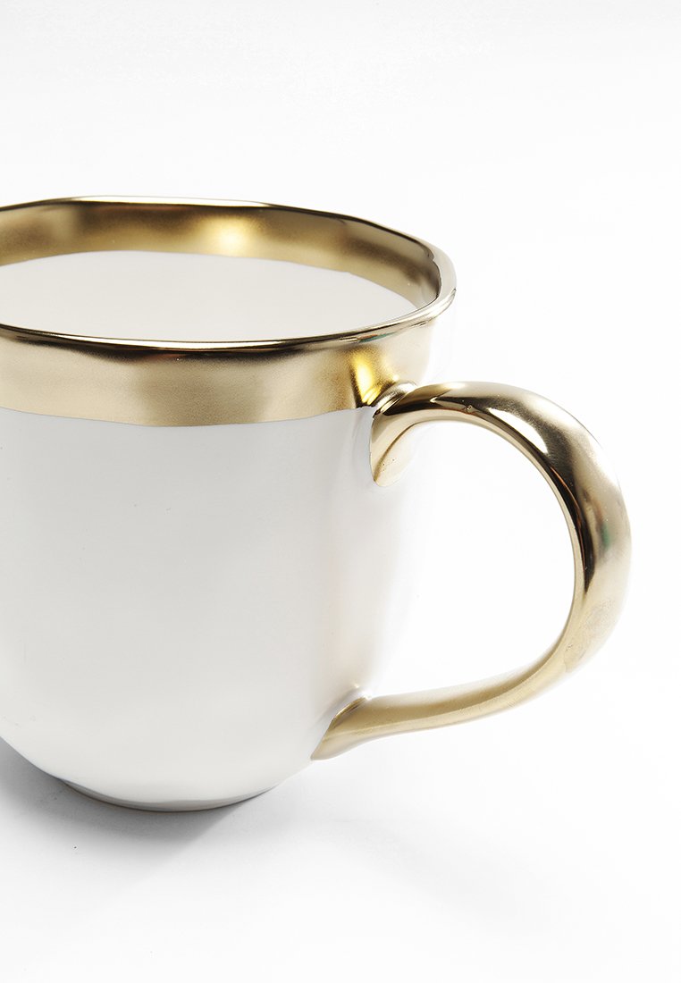 Biała ceramiczna filiżanka z błyszczącym złotym brzegiem i uchwytem, charakteryzująca się gładką fakturą i okrągłym kształtem, podkreślająca elegancki design.