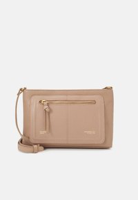 Borsa in pelle beige con tasca con zip, tracolla regolabile e hardware dorato discreto. Presenta una texture liscia e un design minimalista.