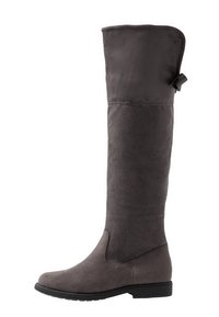 Šedé semišové kozačky nad kolena s kulatou špičkou, nízkým podpatkem a poutkem na vrchu. Hladká textura s detaily švů.