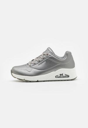 Grå Skechers sneaker med snørelukning foran, perforerede detaljer, polstret krave og hvid sål med synlig luftpolstring.