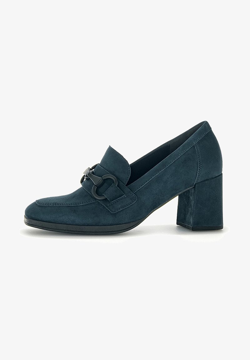 Mocassin à talon pour femme en daim bleu marine avec talon bloc et boucle décorative en métal noir sur le dessus avant.