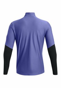 Leichtes sportliches Shirt mit lila Körper und schwarzen langen Ärmeln. Verfügt über einen hohen Kragen und glattes, feuchtigkeitsabsorbierendes Material.