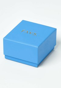 Blaue quadratische Geschenkbox mit goldener "FAVS." Beschriftung auf dem Deckel, auf einer weißen Oberfläche platziert.