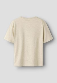 Krótki rękaw, jasnobeżowy T-shirt wykonany z miękkiej mieszanki bawełny. Posiada okrągły dekolt i luźny krój. Gładka faktura z minimalną ilością szwów.