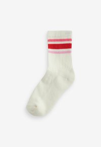Baumwoll-Socken bis zum Knöchel in Creme mit einem gerippten Bündchen, das an der Oberseite drei horizontale Streifen in Rot, Rosa und Weiß aufweist. Glatte Textur.