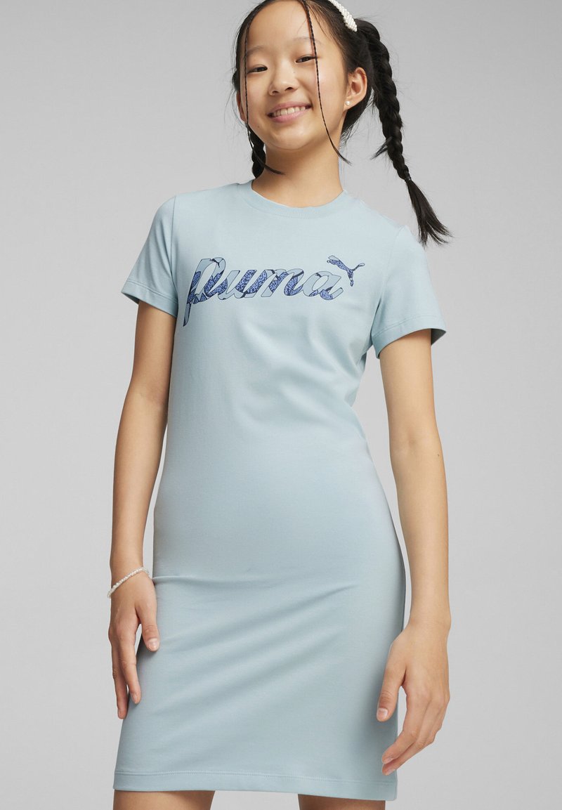Svijetloplava uska haljina sa kratkim rukavima i okruglim izrezom, sa tamnoplavim Puma logotipom na prednjoj strani. Glatka tekstura tkanine.
